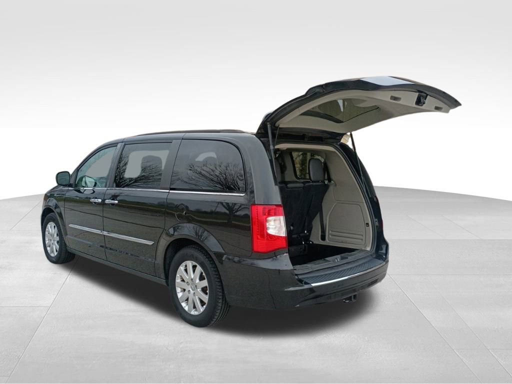 Used 2015 Chrysler Town & Country Touring w/ Driver Convenience Group image 10
