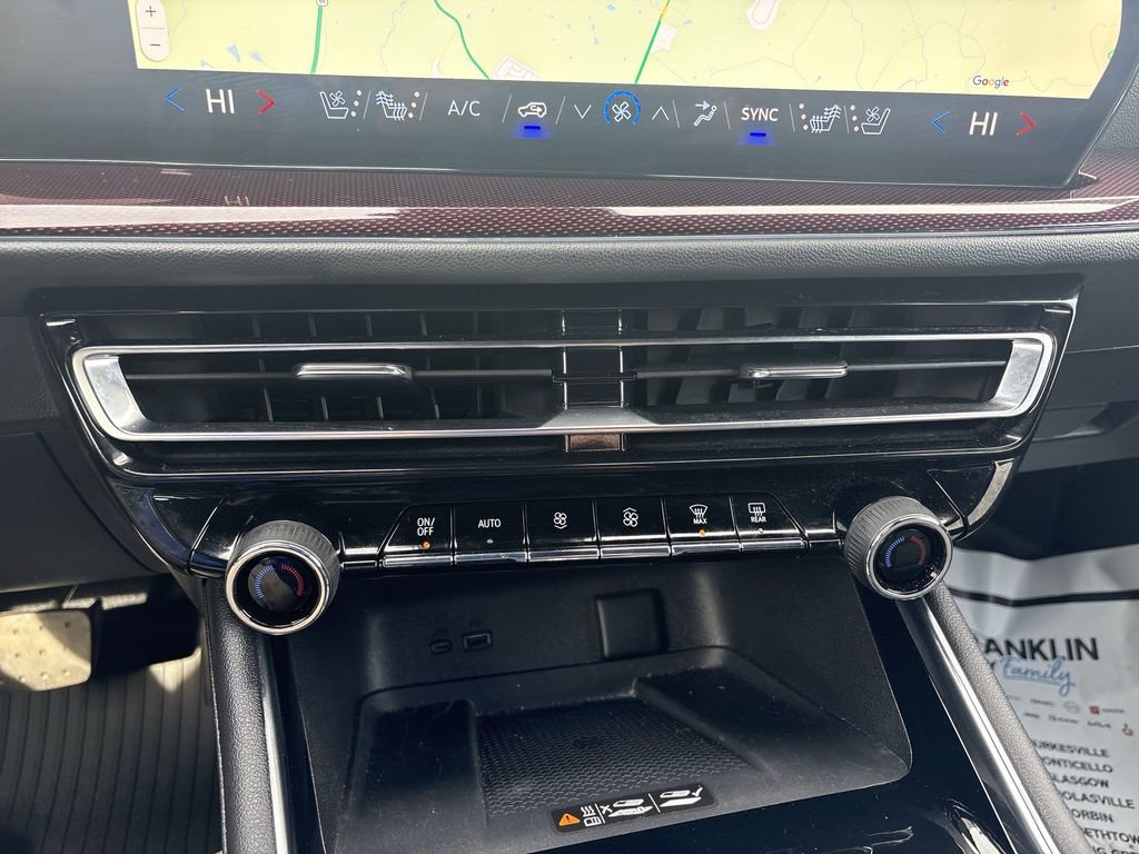 Used 2025 Chevrolet Traverse RS image 17