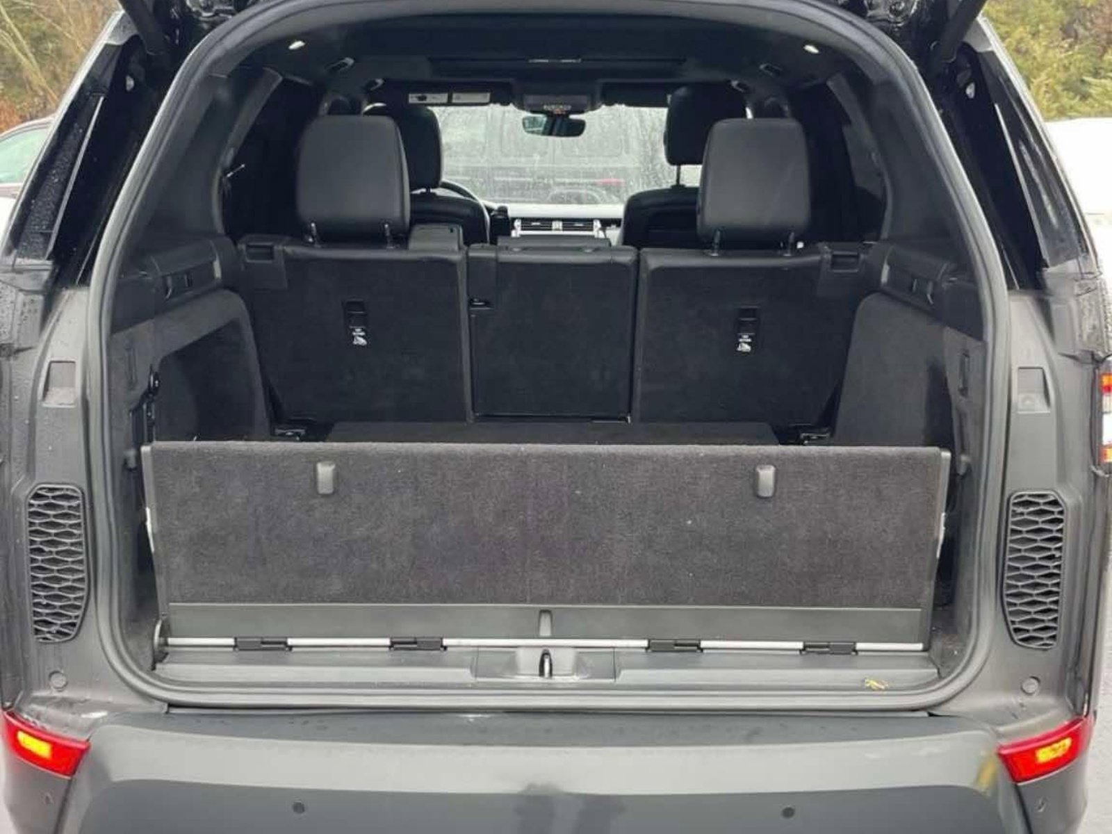 Used 2020 Land Rover Discovery SE image 4