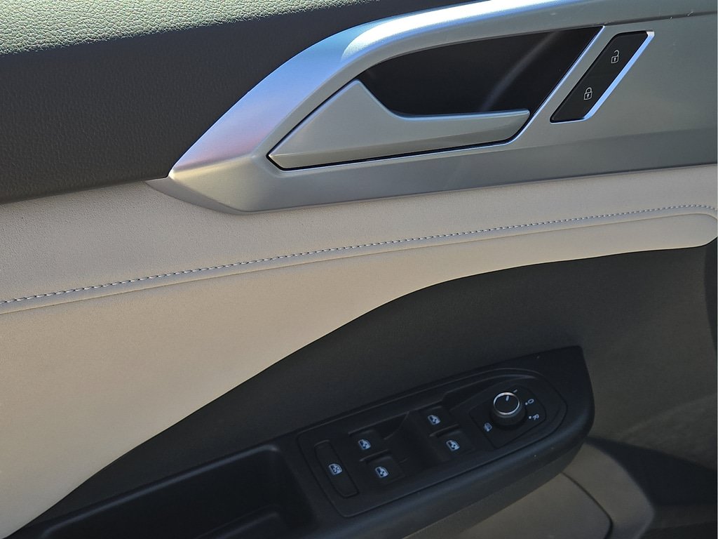 New 2026 Volkswagen Taos SE FWD image 17