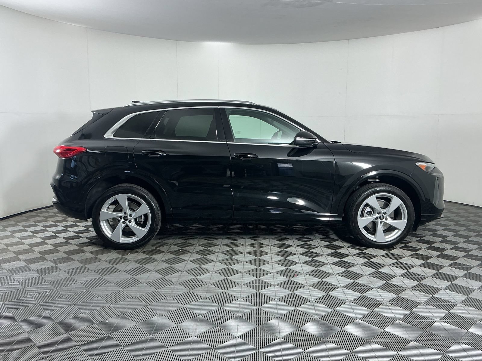 Used 2025 Audi Q5 Premium Plus w/ Premium Plus AWD/4WD image 9