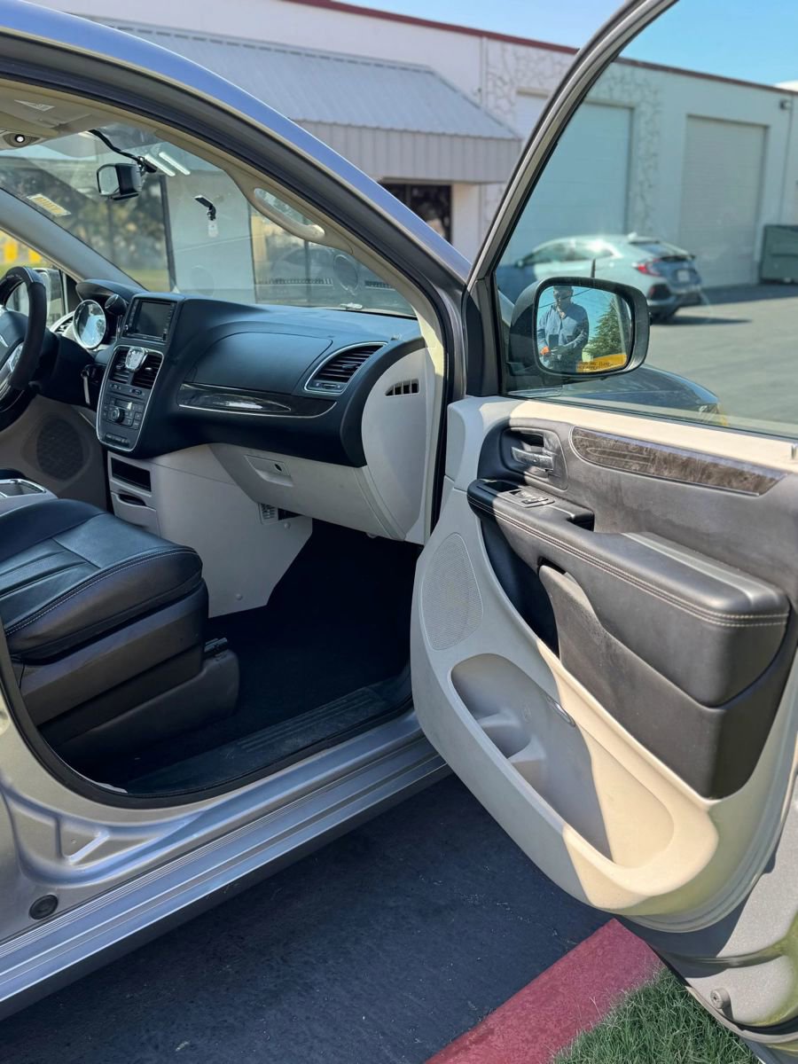 Used 2013 Chrysler Town & Country Touring image 18