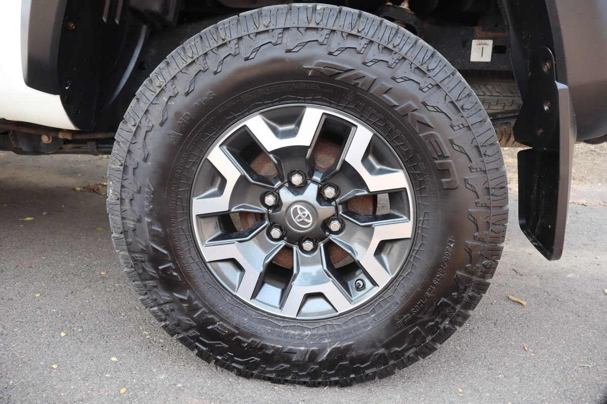 Used 2017 Toyota Tacoma TRD Off-Road w/ Premium & Technology Package AWD/4WD image 43