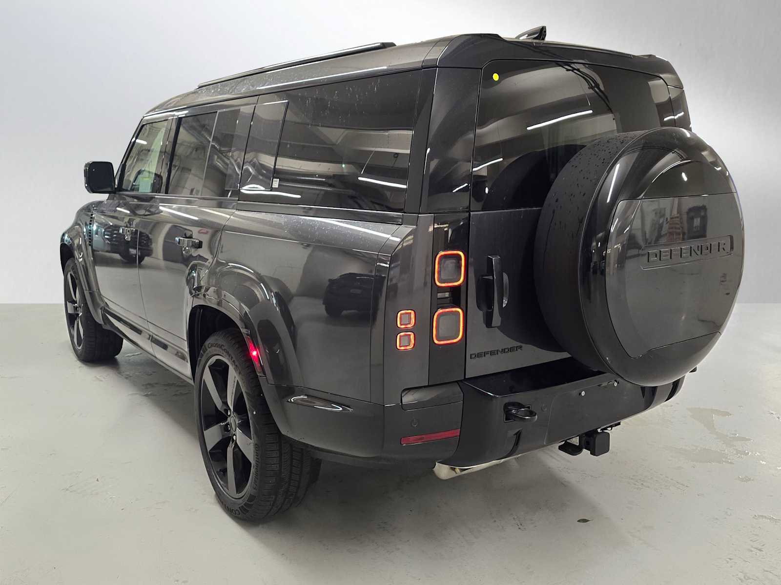 New 2026 Land Rover Defender 130 X-Dynamic SE image 3