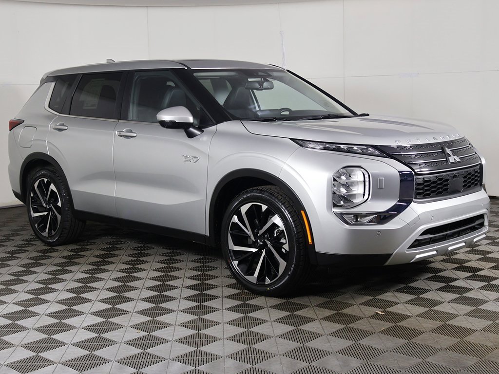 Used 2024 Mitsubishi Outlander SE image 2