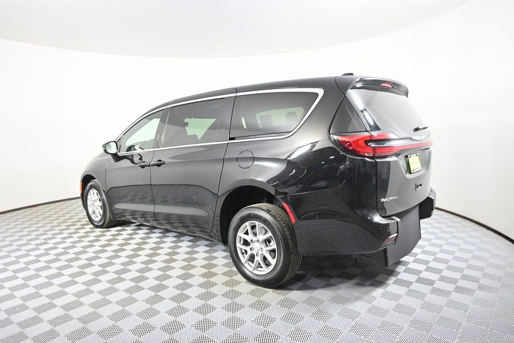 Used 2025 Chrysler Pacifica Select FWD image 6