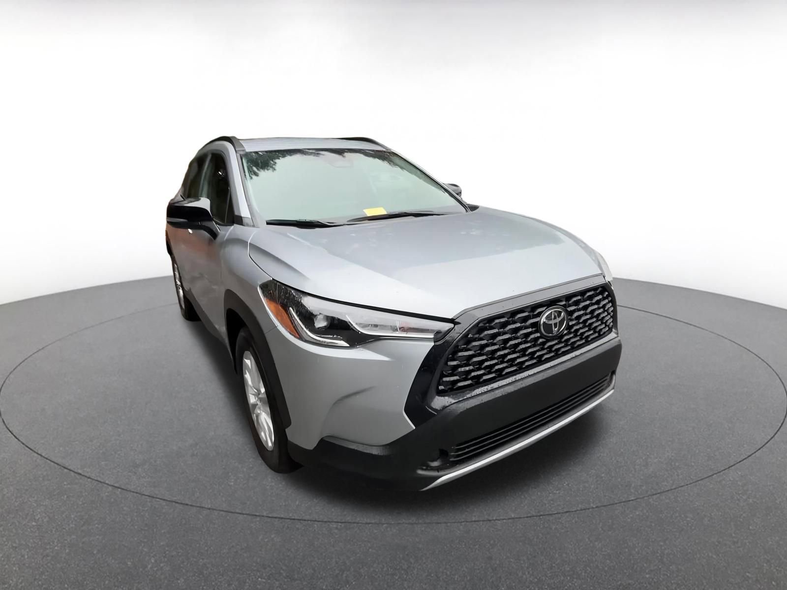 Used 2025 Toyota Corolla Cross LE image 3