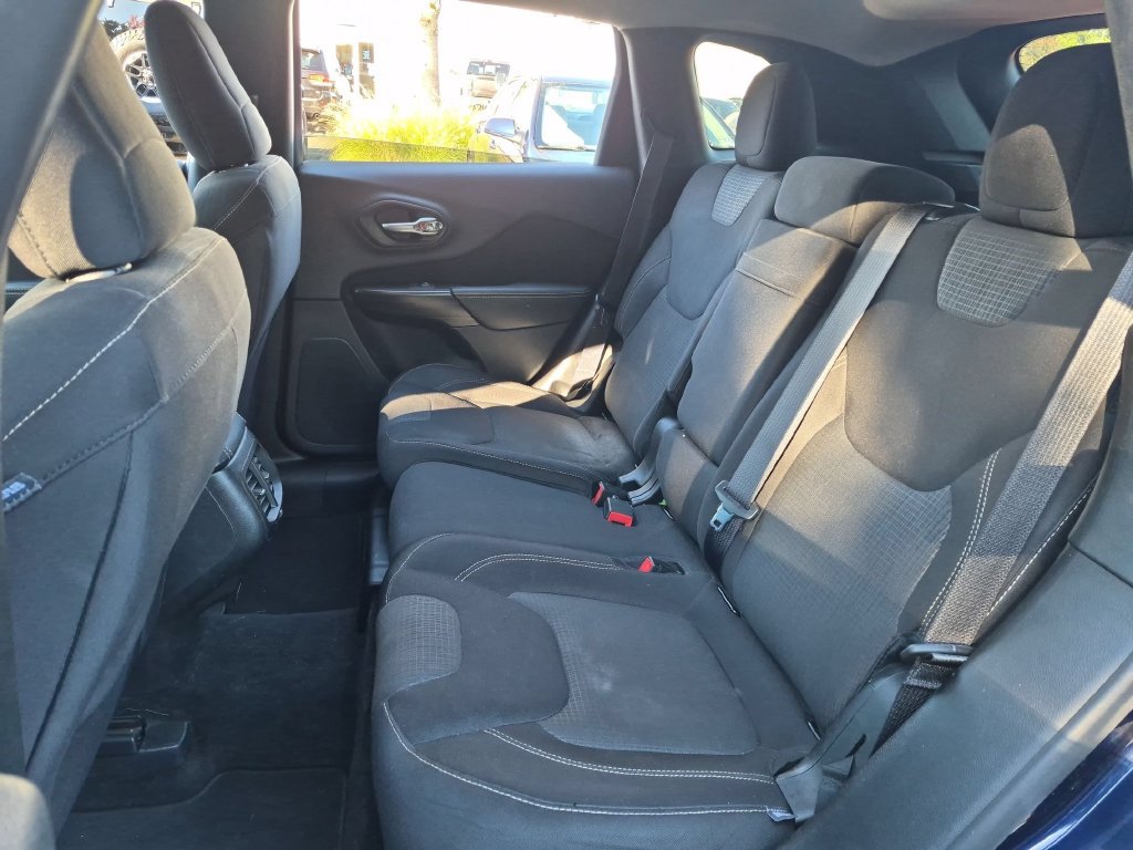 Used 2016 Jeep Cherokee Latitude FWD image 14