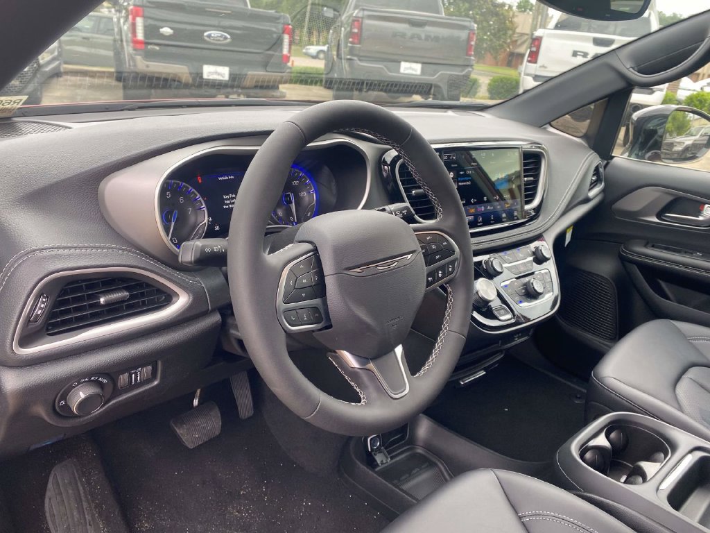 New 2027 Chrysler Pacifica Select FWD image 17