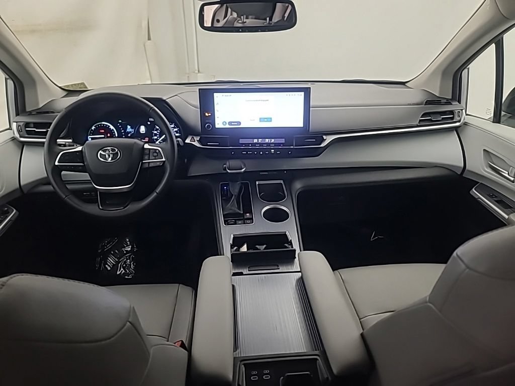 Used 2025 Toyota Sienna XLE FWD image 25