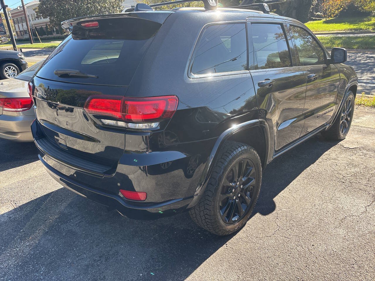 Used 2017 Jeep Grand Cherokee Altitude AWD/4WD image 12