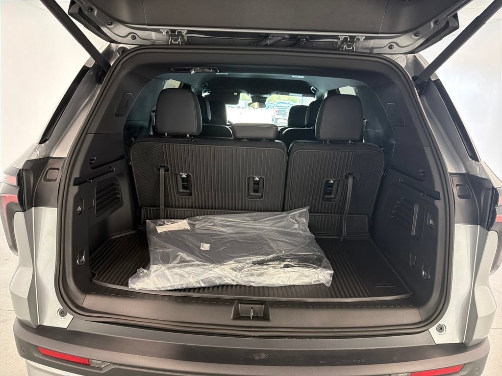 New 2027 Chevrolet Traverse LT w/ LPO, Floor Liner Package FWD image 8