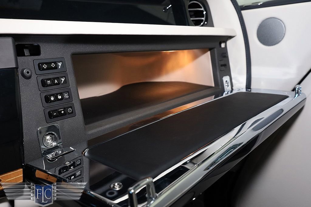 Used 2017 Rolls-Royce Phantom Drophead Coupe image 40