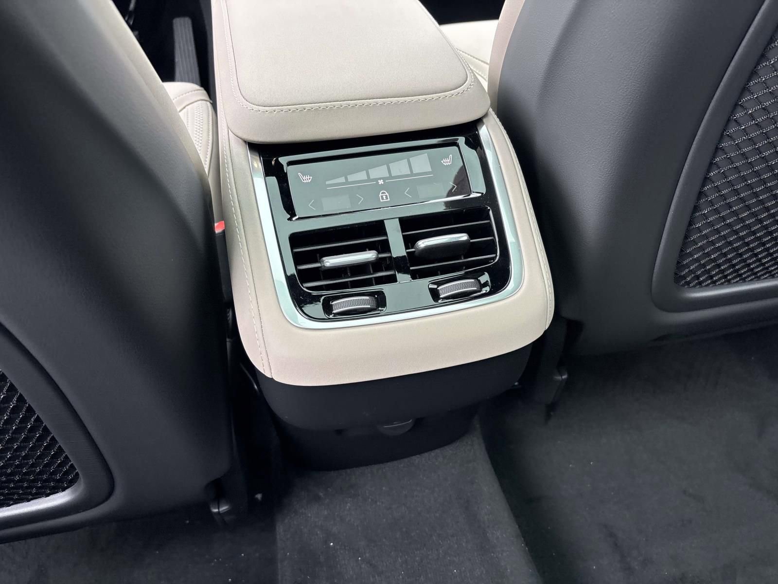 New 2026 Volvo XC90 B6 Plus w/ Protection Package Premier image 32