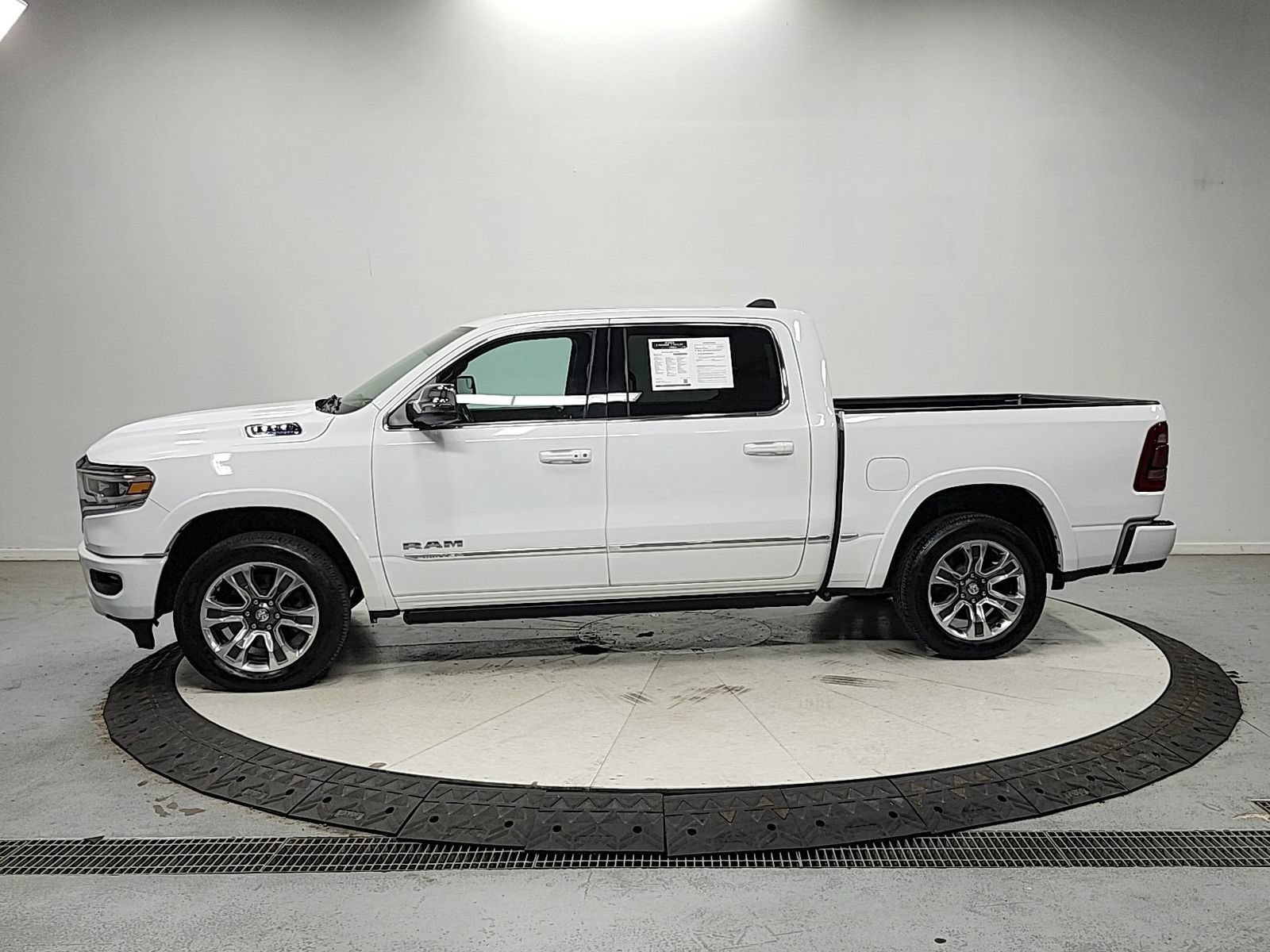 Used 2023 RAM 1500 Limited w/ Body Color Bumper Group AWD/4WD image 4