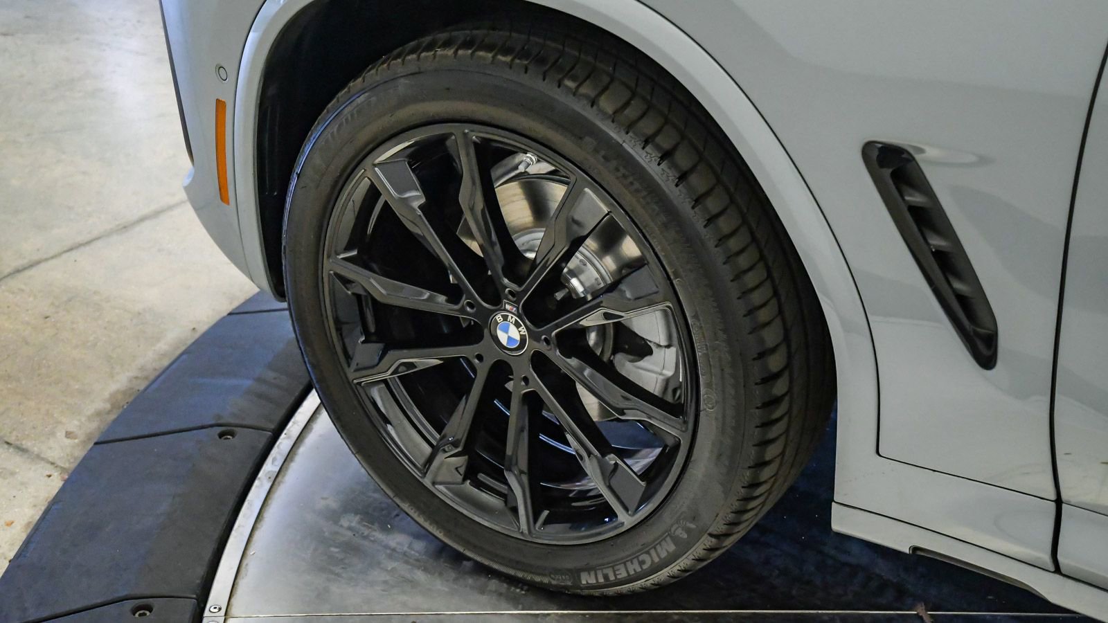 Certified 2024 BMW X4 xDrive30i w/ Premium Package image 10