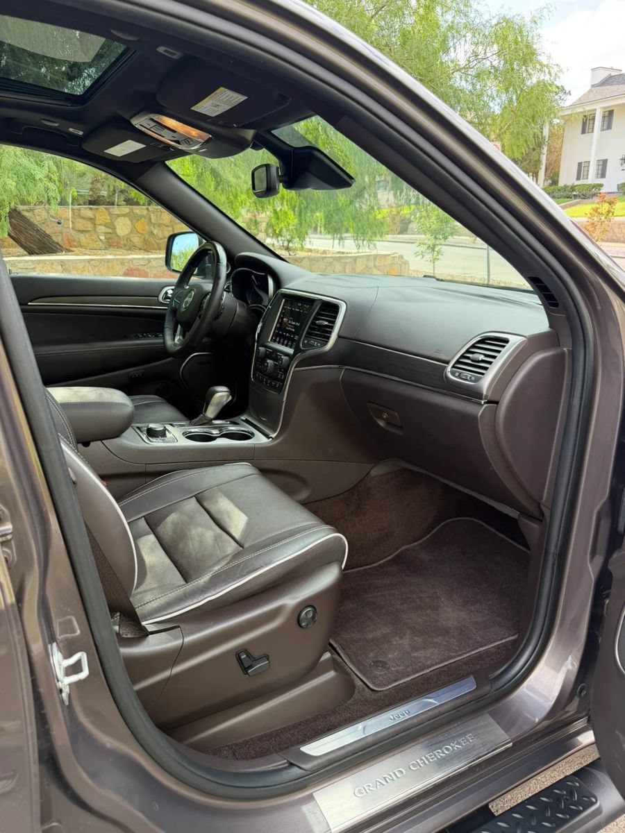 Used 2018 Jeep Grand Cherokee Overland AWD/4WD image 11