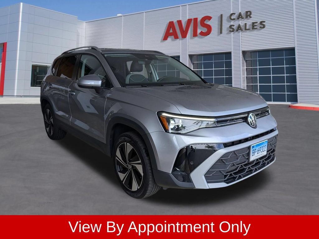 Used 2025 Volkswagen Taos SE AWD/4WD image 3