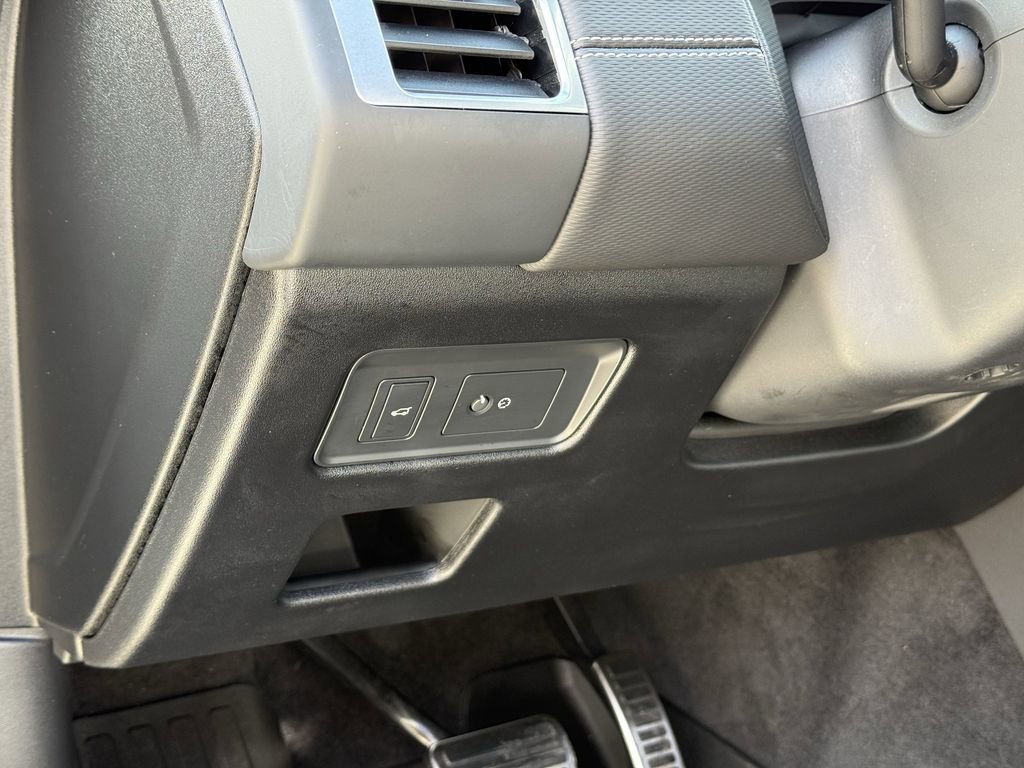 Used 2024 Land Rover Discovery Dynamic SE image 18