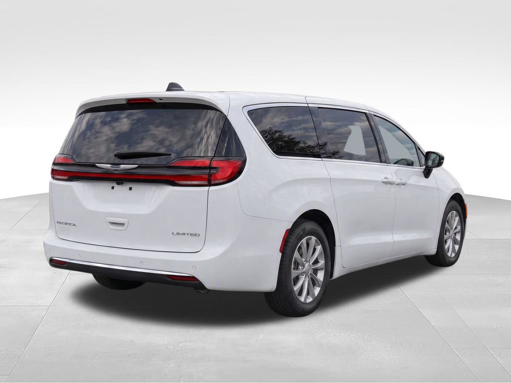 Used 2026 Chrysler Pacifica Limited FWD image 5