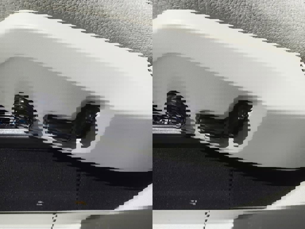 New 2025 Volvo XC90 B5 Plus w/ Protection Package Premier image 17