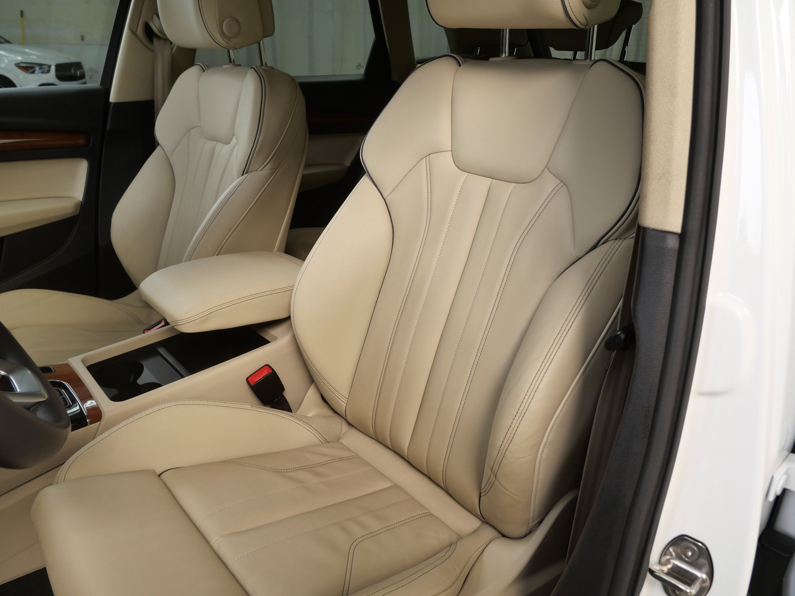 Used 2023 Audi Q5 e Premium w/ Convenience Package AWD/4WD image 3