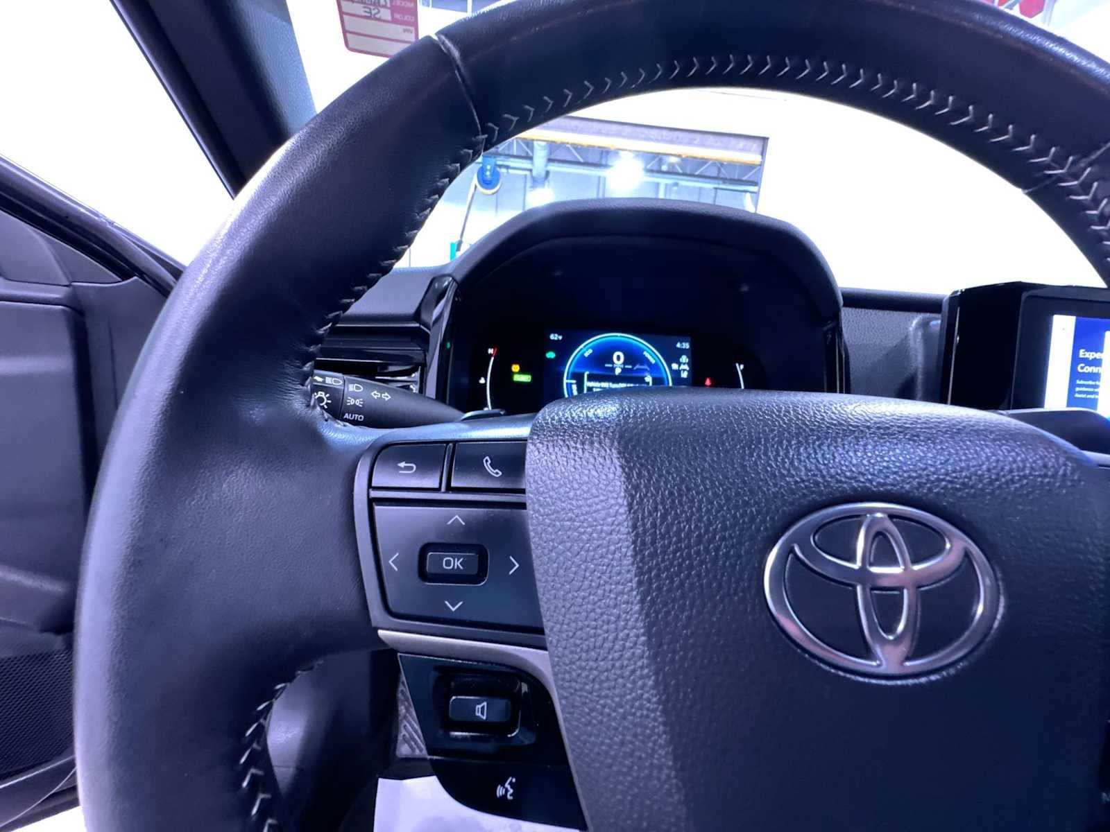 Used 2025 Toyota Camry SE w/ Convenience Package image 20