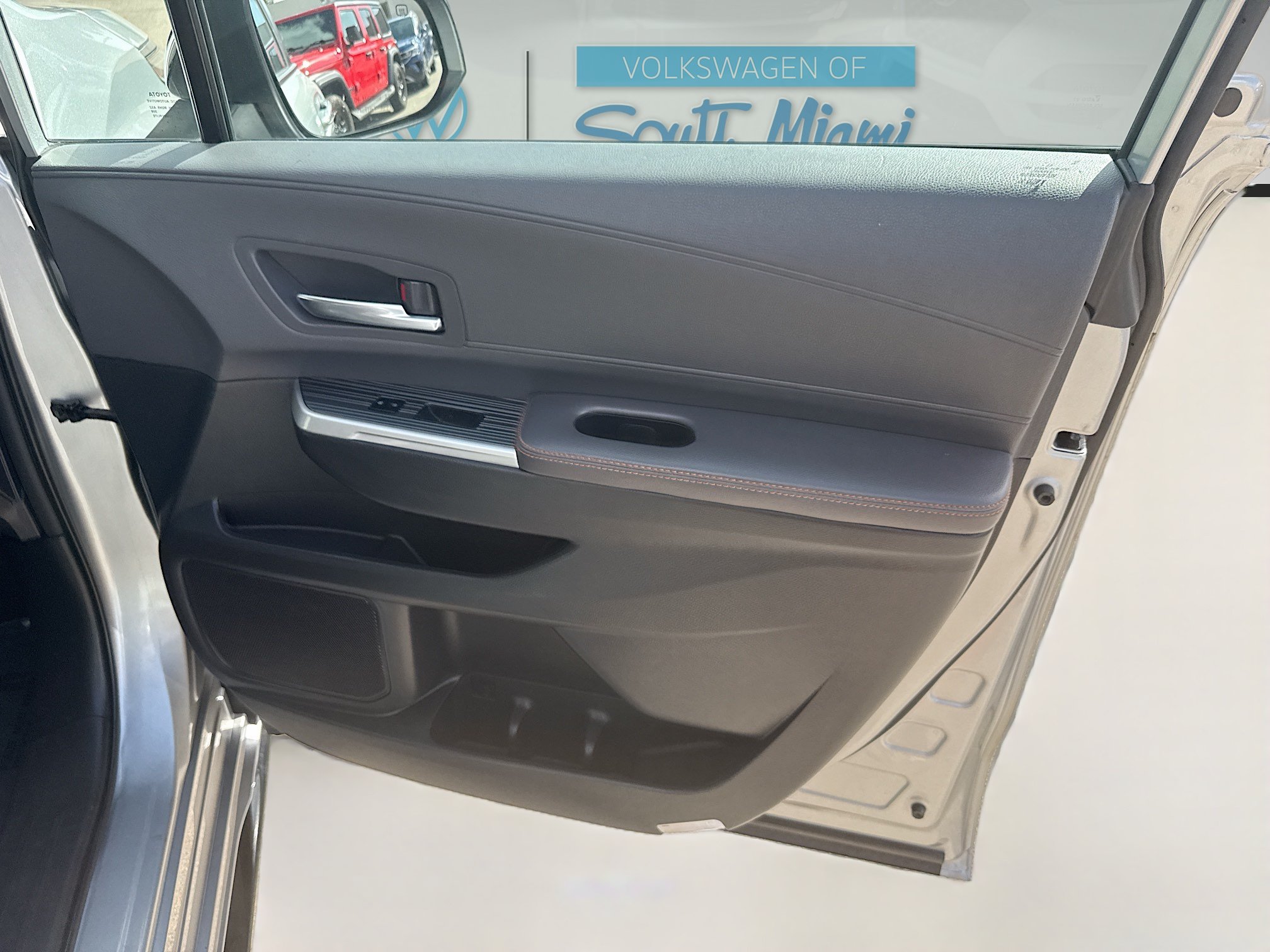Used 2022 Toyota Sienna XSE FWD image 32