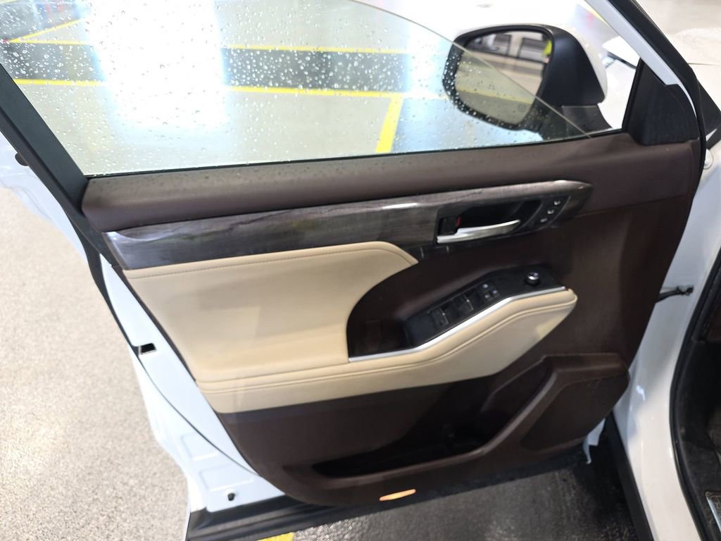 Used 2022 Toyota Highlander Platinum image 10