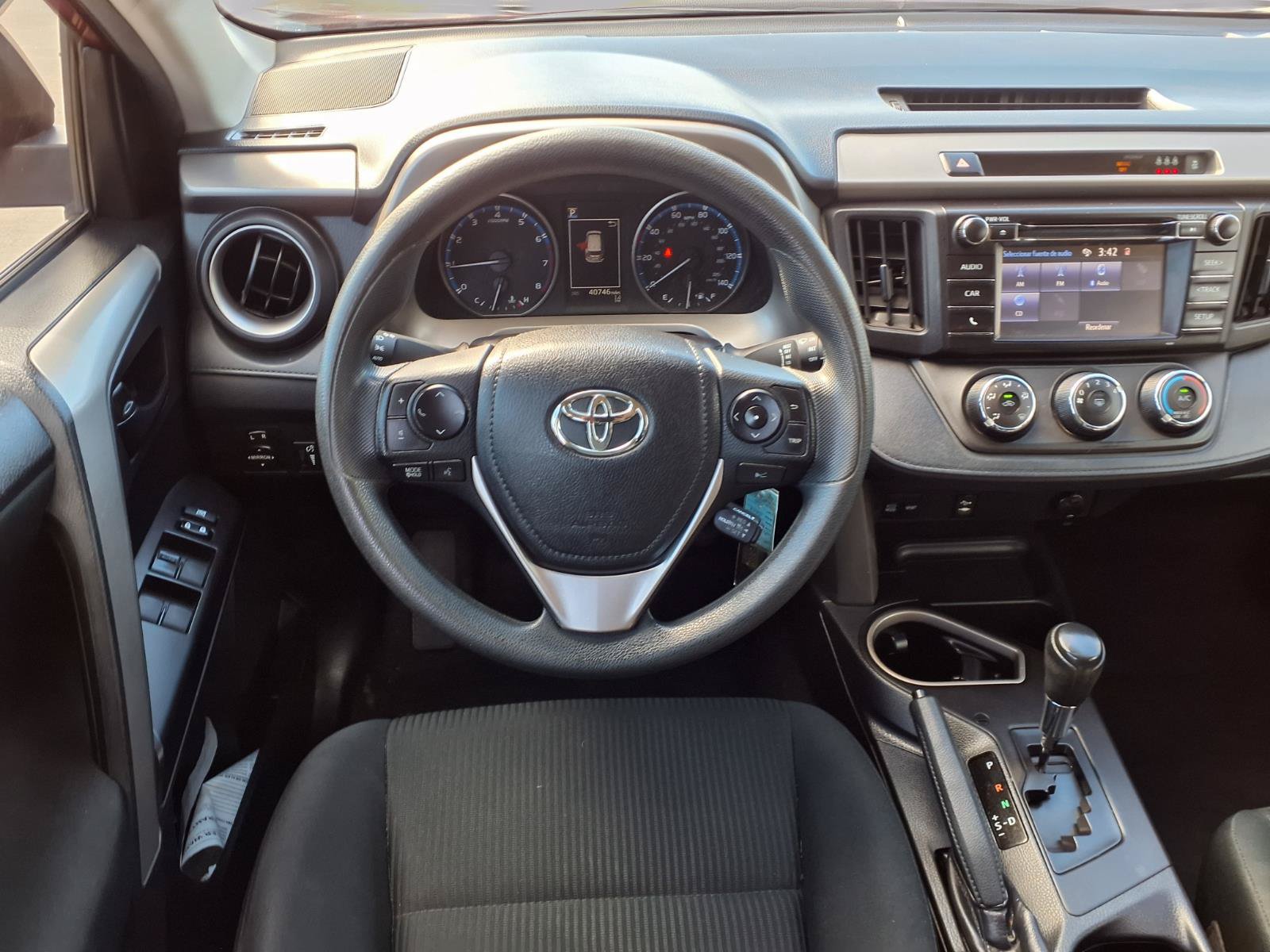 Used 2018 Toyota RAV4 LE FWD image 15