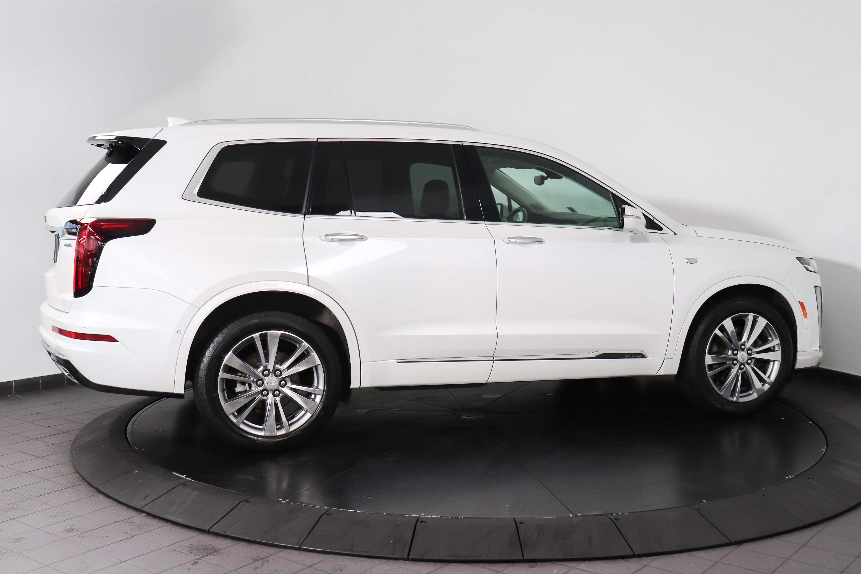 Used 2024 Cadillac XT6 Premium Luxury w/ Technology Package AWD/4WD image 7