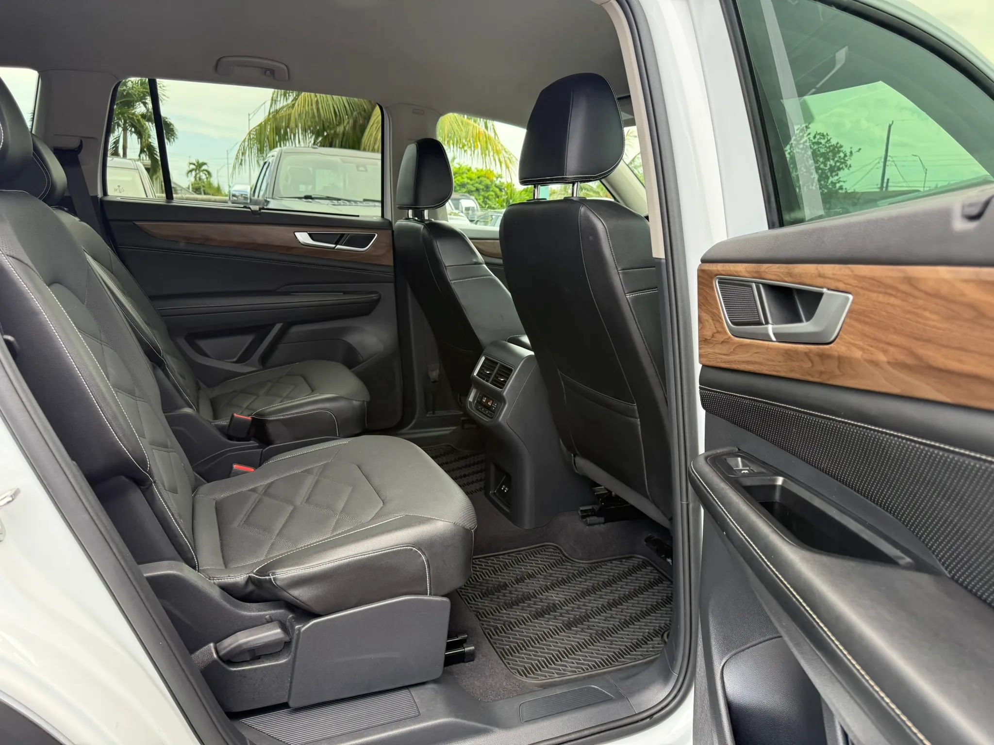 Used 2024 Volkswagen Atlas SE FWD image 22