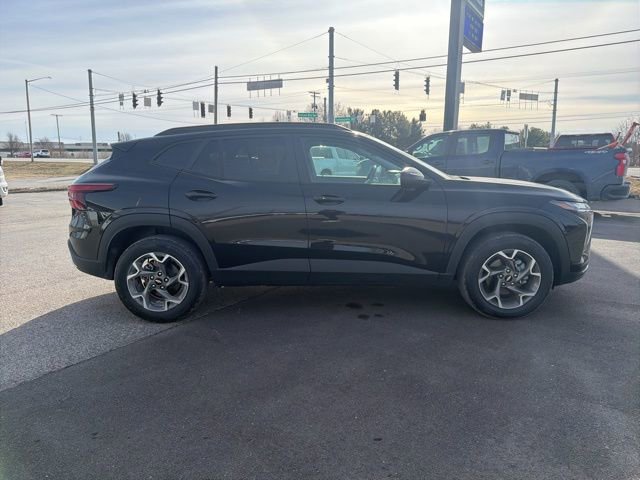 Used 2025 Chevrolet Trax LT w/ LT Convenience Package image 5