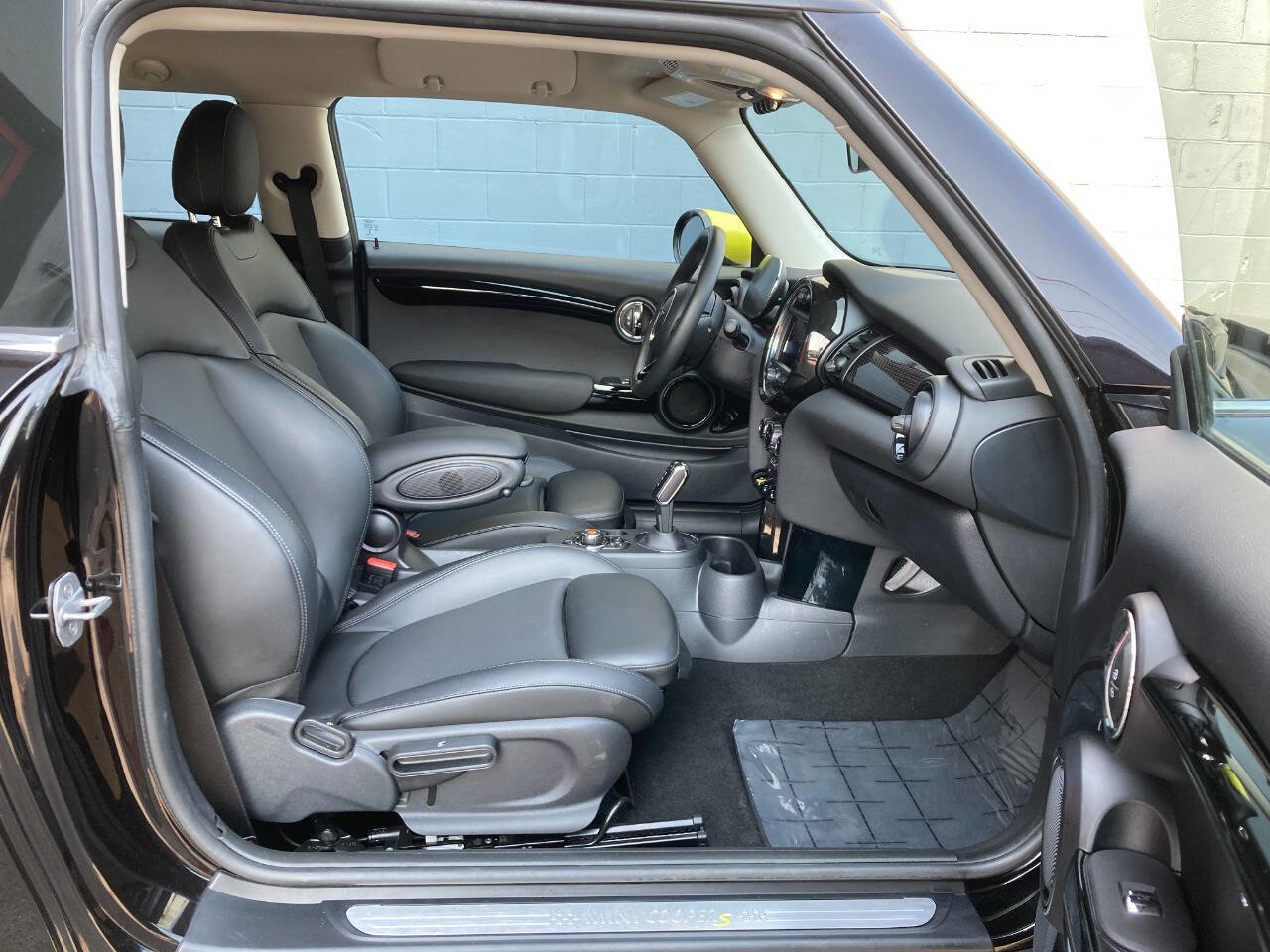 Used 2020 MINI Cooper SE w/ 6.5" Touchscreen Package image 9