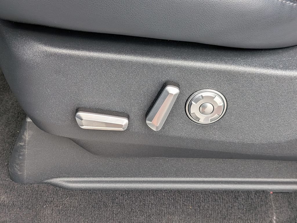 Used 2025 Lincoln Navigator Reserve AWD/4WD image 13