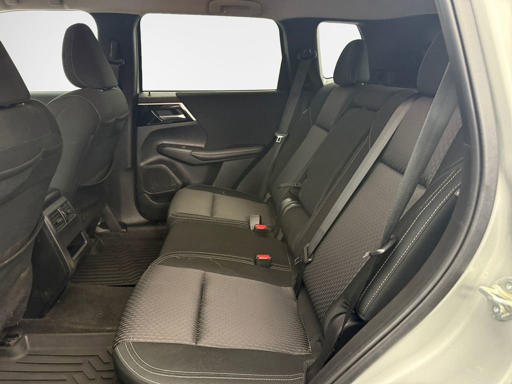Used 2024 Mitsubishi Outlander ES image 22