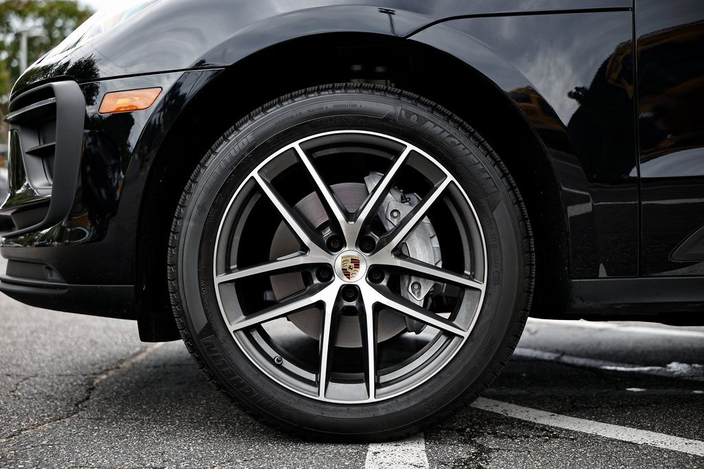 Certified 2024 Porsche Macan image 12