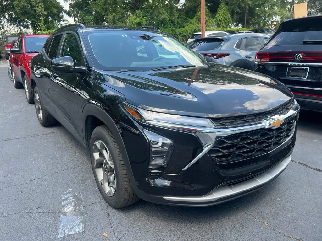 Used 2025 Chevrolet Trax LT w/ LT Convenience Package FWD image 8
