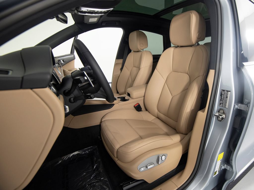 New 2026 Porsche Macan AWD/4WD image 5