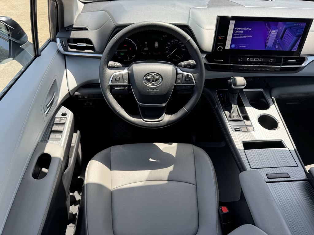 Used 2025 Toyota Sienna XLE FWD image 10