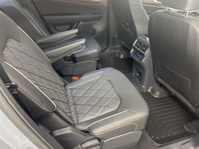 Used 2025 Volkswagen Atlas SEL Premium R-Line image 24