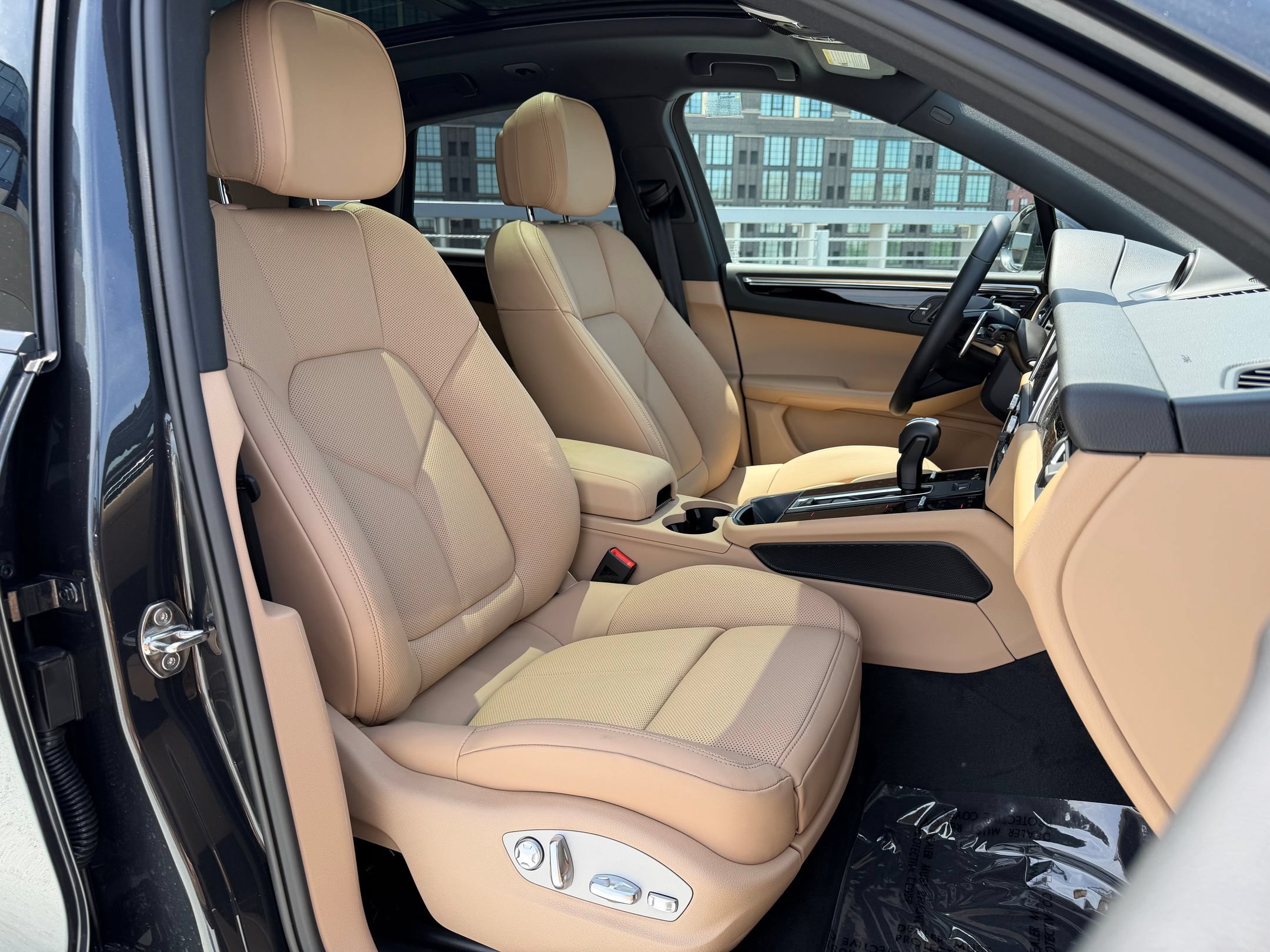 Used 2026 Porsche Macan AWD/4WD image 14