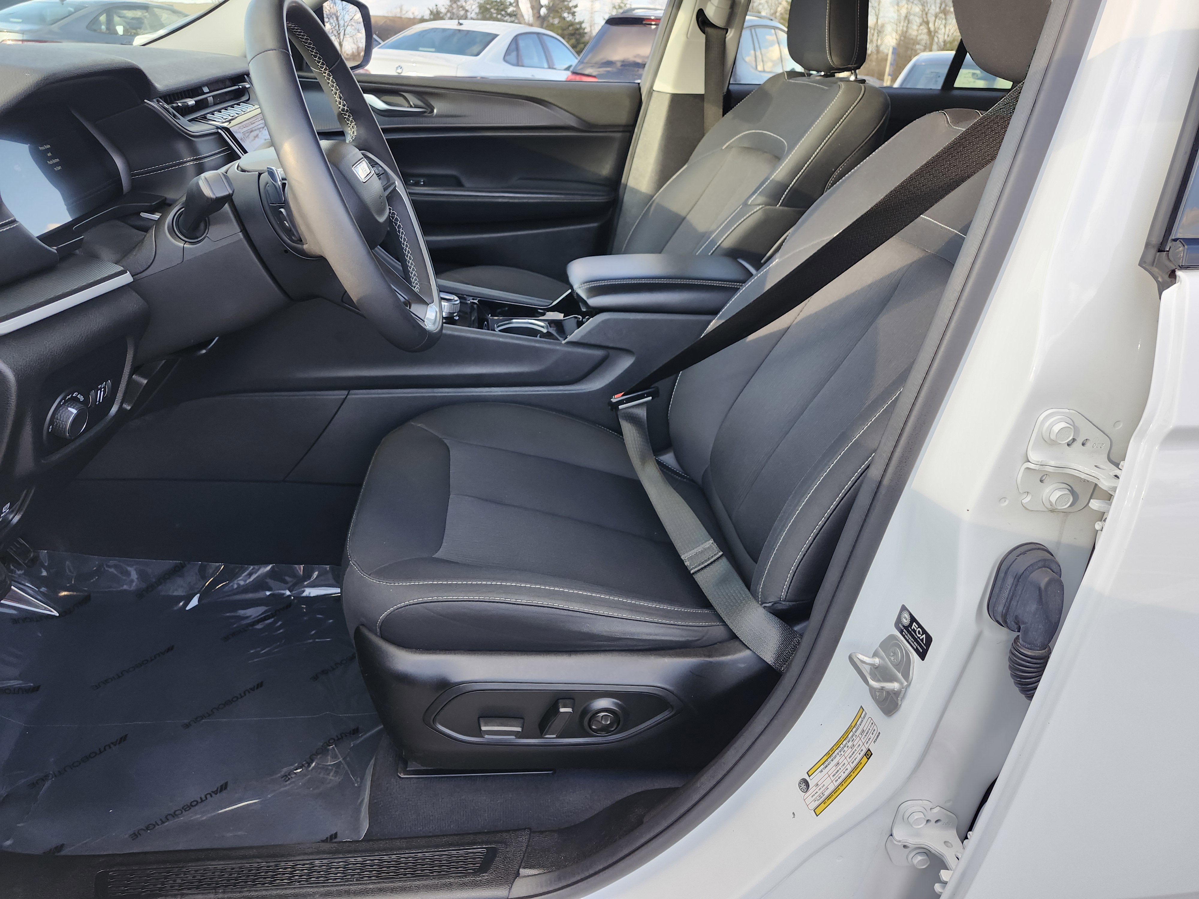 Used 2023 Jeep Grand Cherokee Laredo image 25