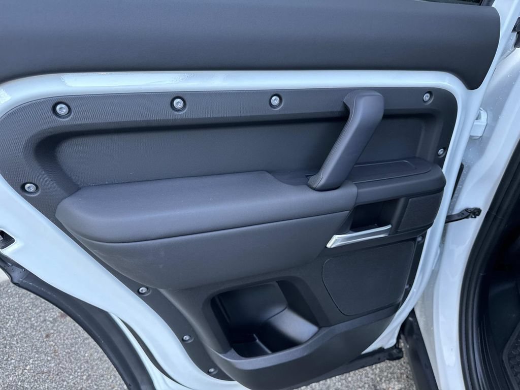 Certified 2025 Land Rover Defender 110 X-Dynamic SE AWD/4WD image 11