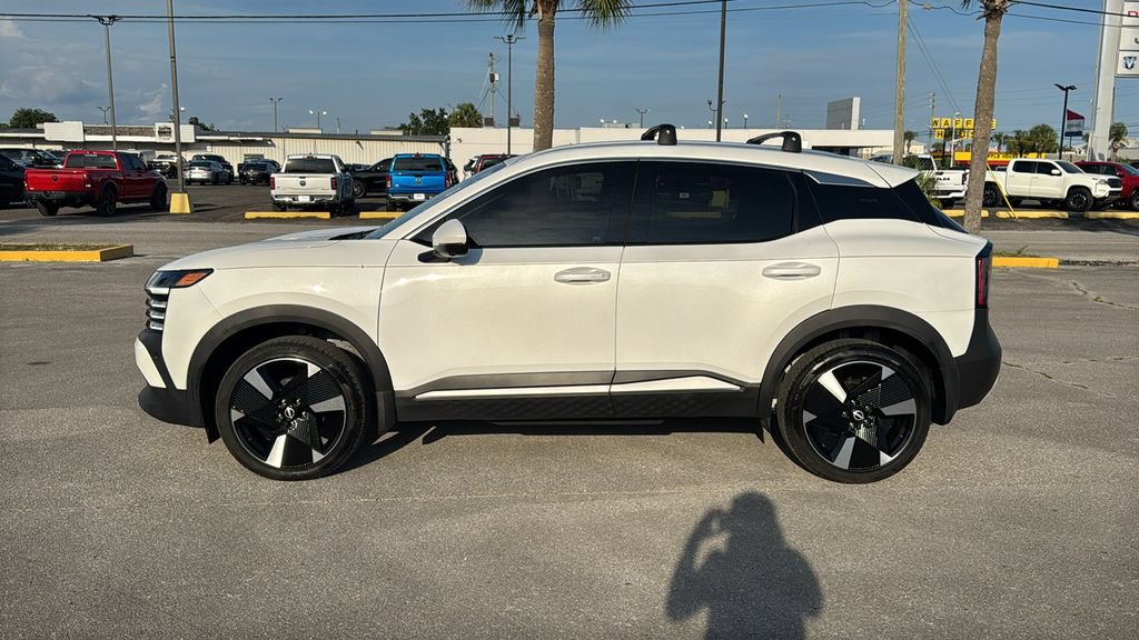 Used 2025 Nissan Kicks SR w/ SR Premium Package FWD image 3
