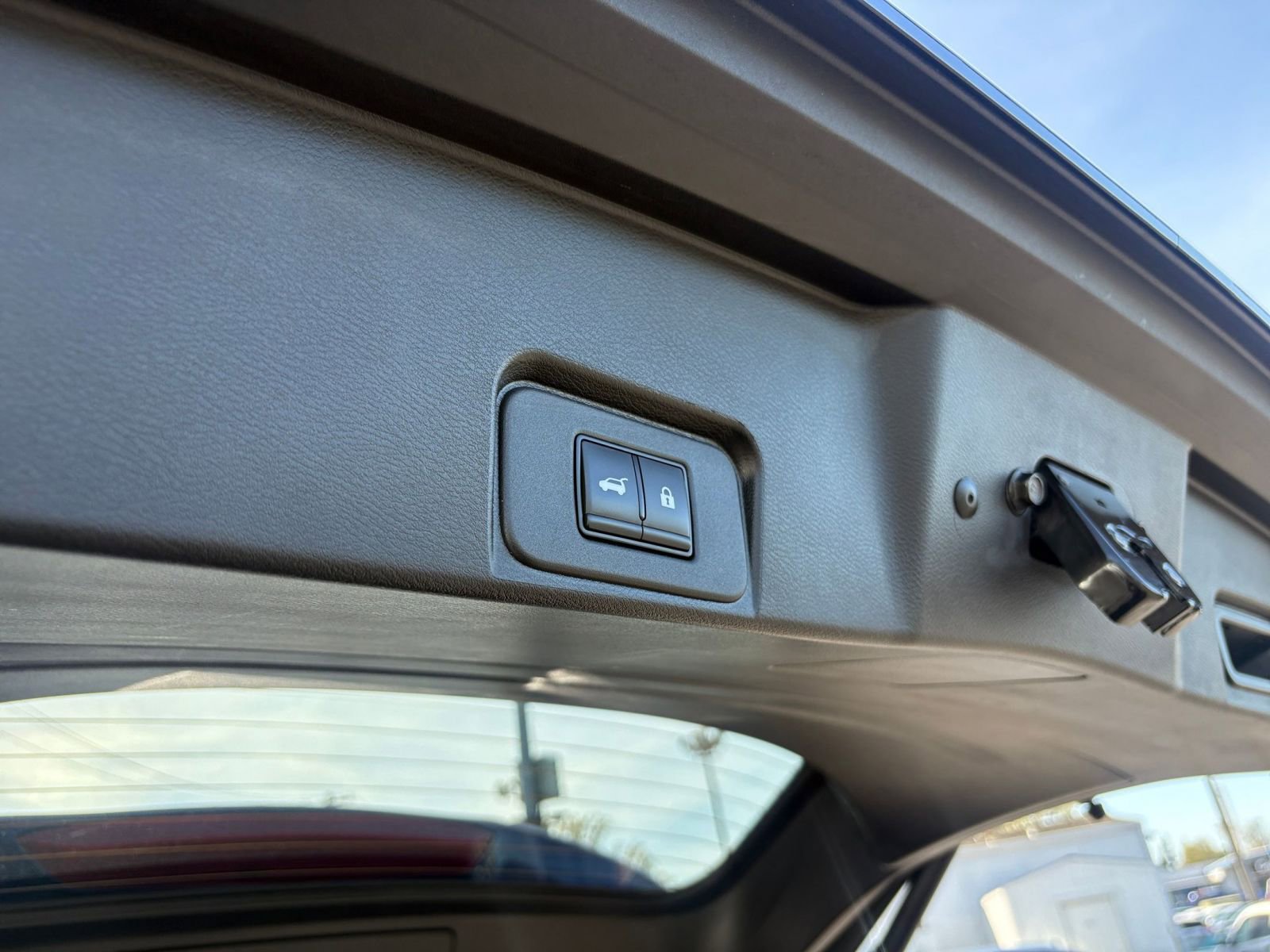 Used 2025 Nissan Rogue SV image 23