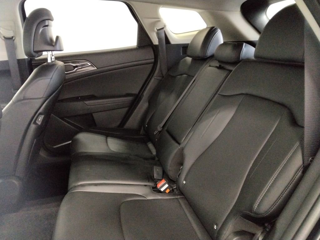 Used 2025 Kia Sportage EX image 31