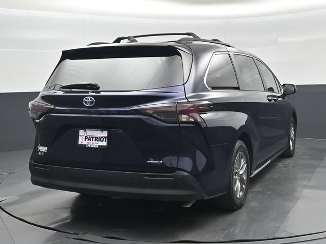 Used 2023 Toyota Sienna XLE FWD image 2