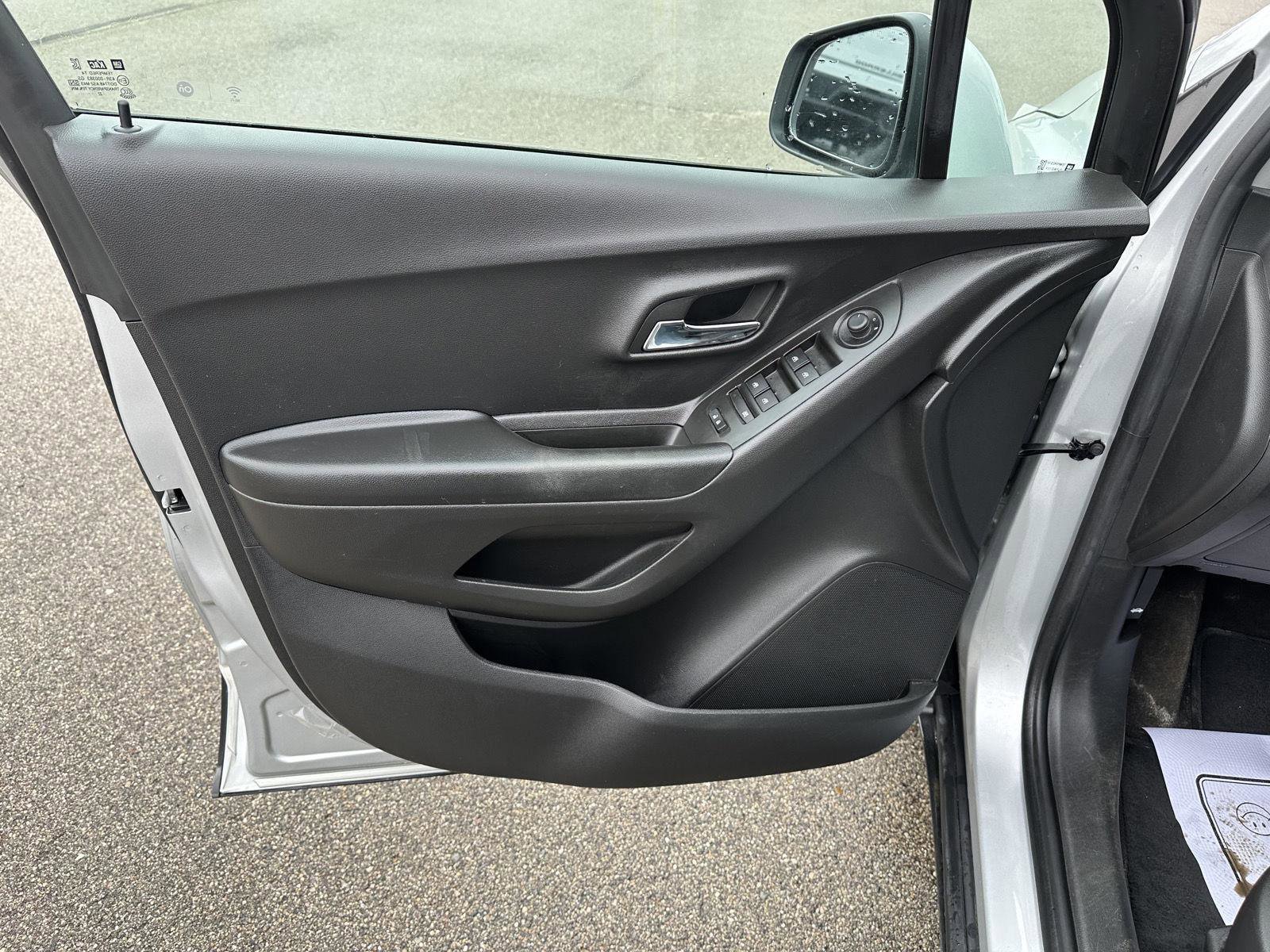 Used 2022 Chevrolet Trax LT w/ LT Convenience Package image 15