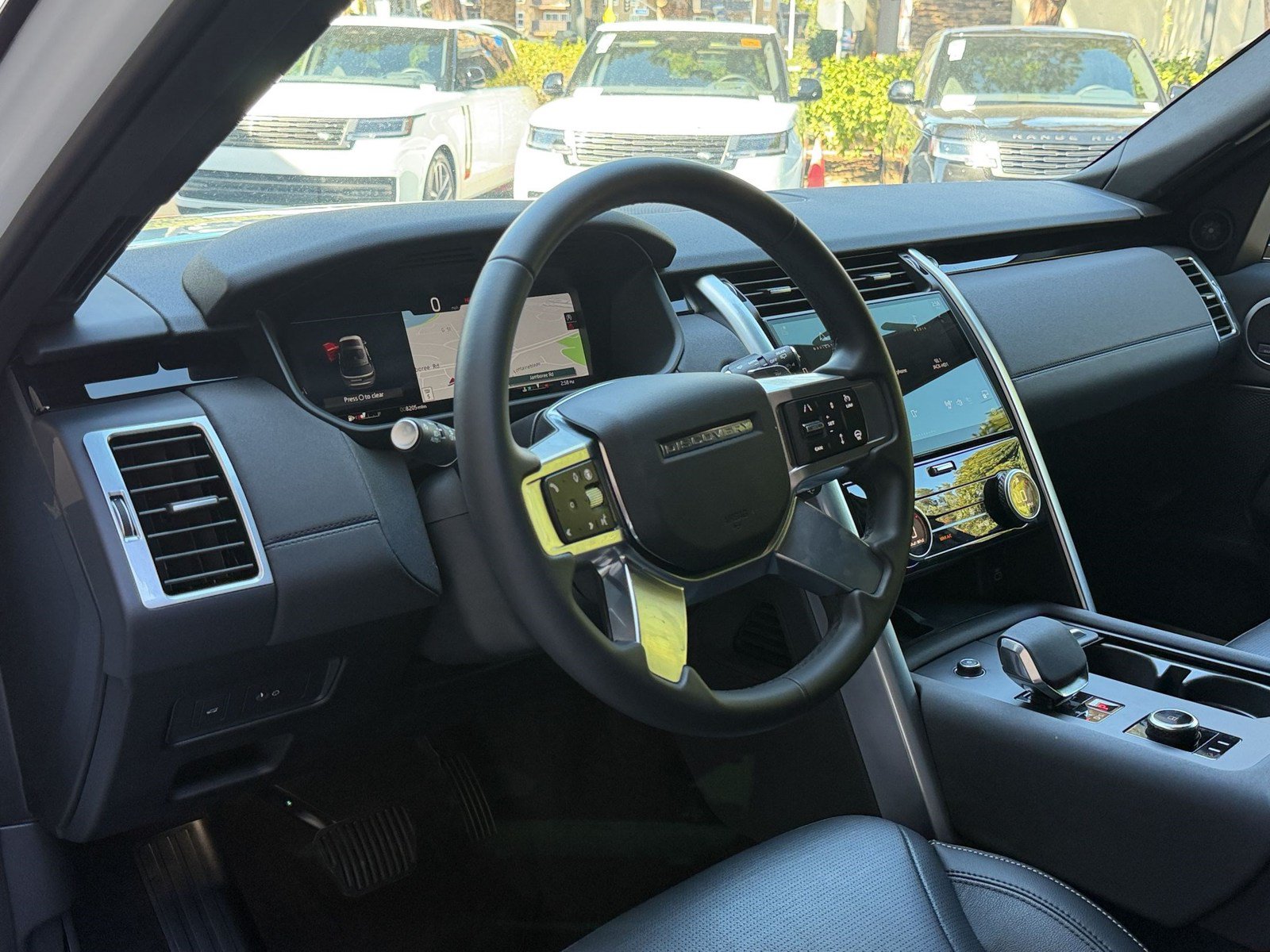 Certified 2025 Land Rover Discovery S AWD/4WD image 4